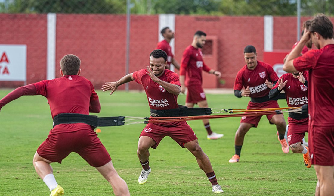CRB realiza atividade no CT Ninho do Galo e embarca para o Mato Grosso