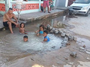 Cano de água da Casal estoura em Barra Grande e faz ‘piscina’ em rua de Maragogi