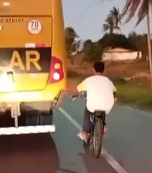 Taquarana: jovem em bicicleta coloca a vida em risco ao pegar ‘bigu’ em ônibus escolar