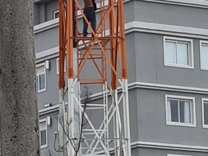 Homem escala torre de telefonia e deixa moradores apreensivos