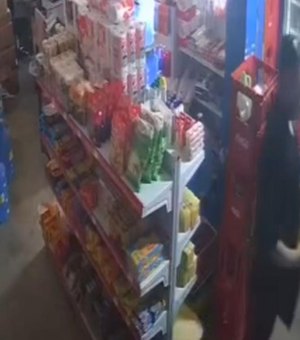Câmera de segurança flagra furto em mercadinho na Santa Amélia