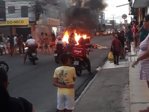 Moradores fecham Rua Cleto Campelo, no Jacintinho, em mais um protesto contra a falta d'água