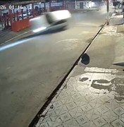 Condutor fica ferido ao capotar carro após fugir da polícia em Arapiraca