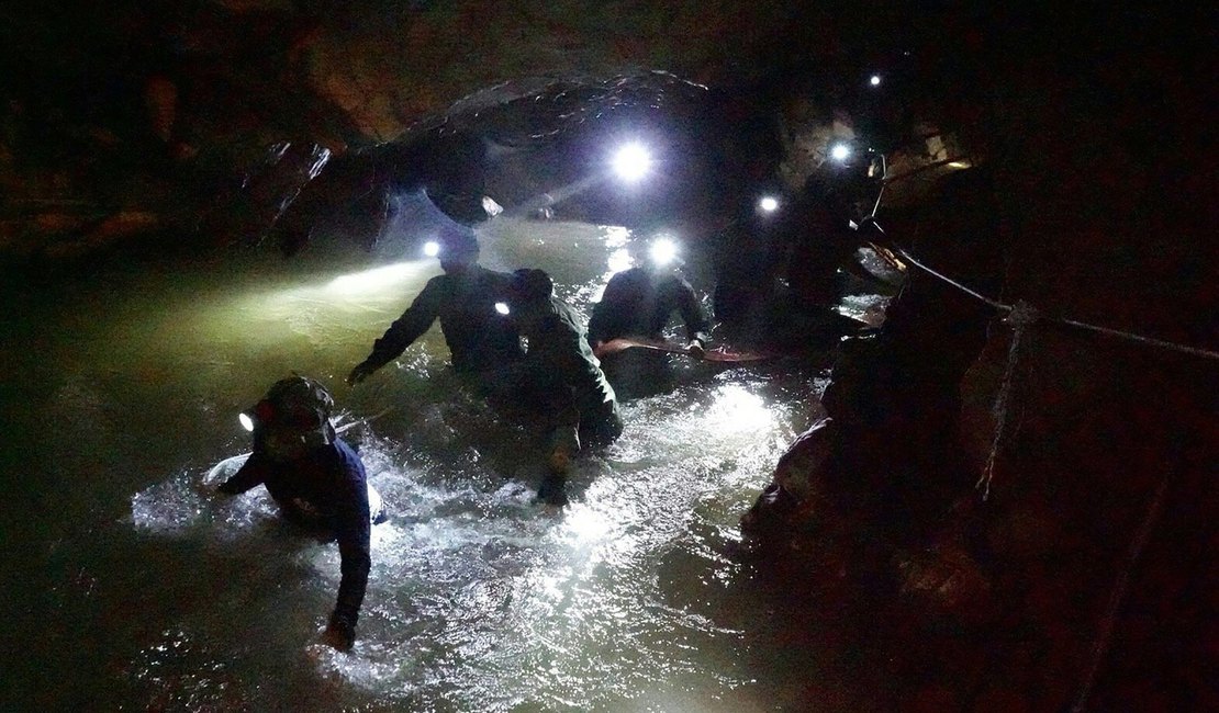 Mergulhadores buscam adolescentes perdidos em caverna inundada na Tailândia