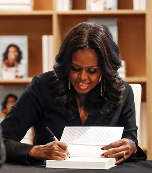 Livro de Michelle Obama quebra recorde de '50 Tons de Cinza'
