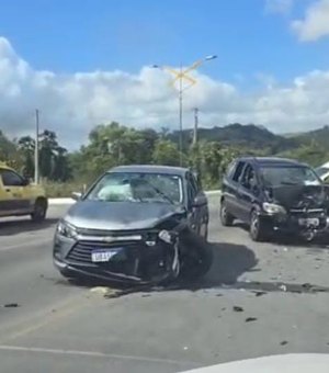 Colisão deixa feridos no entroncamento das rodovias AL-430 e AL-105