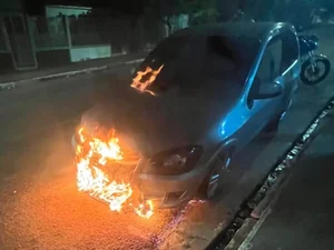Carro é incendiado em via pública no bairro Baixão, em Arapiraca