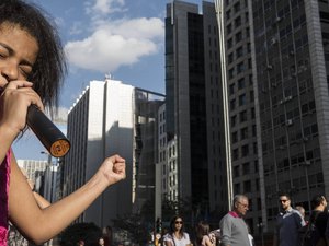 Aos 10 anos, pastora 'cura' pessoas e vira celebridade para gays