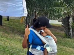 Influenciador viraliza após flagrar mãe trabalhando em campanha com bebê de 4 meses