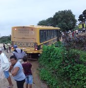 [Vídeo] Ônibus escolar quase tomba em Batalha
