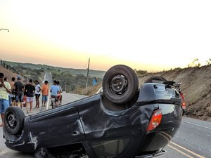 Condutor desvia de cachorro, perde o controle do veículo e capota em Limoeiro de Anadia