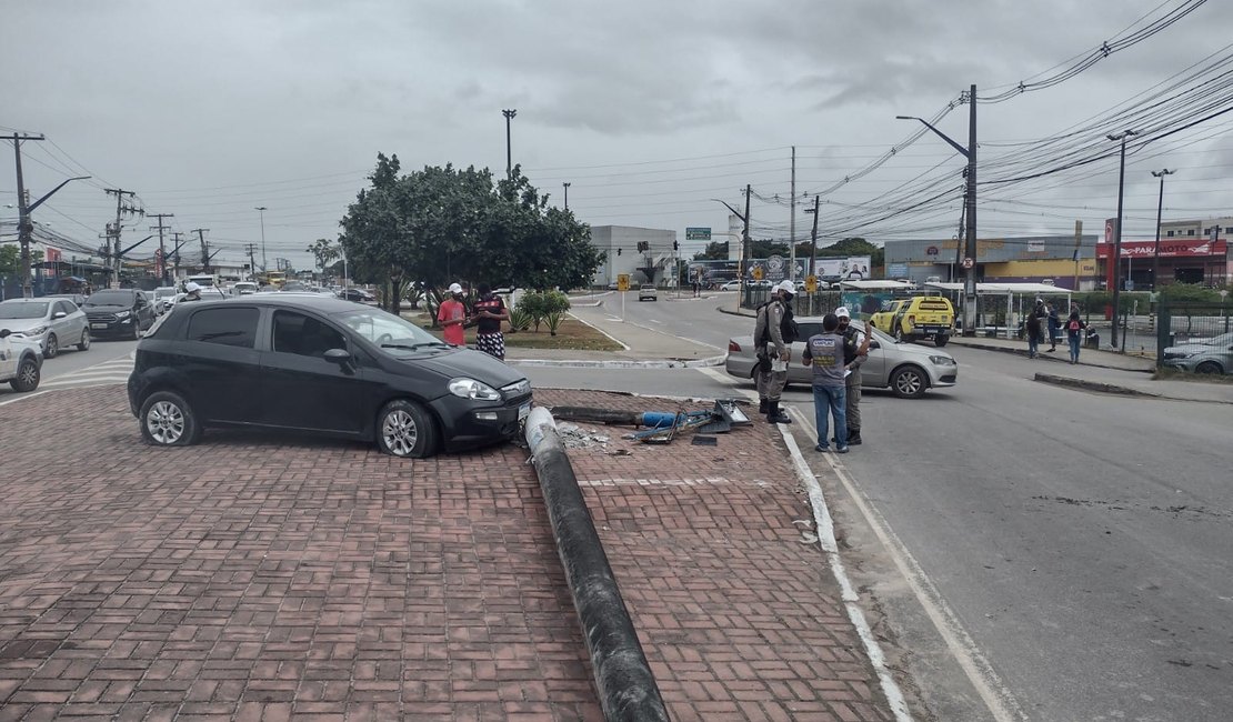 Após ser atingido por carro, poste cai em cima de outro veículo na Av. Menino Marcelo