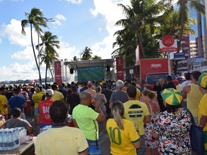 Telão exibe Brasil x México na orla da Ponta Verde