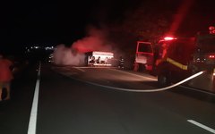 Pneu estoura e caminhão incendia na BR 101, em São Sebastião