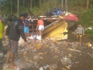 Caminhão de iogurte tomba e tem carga saqueada em São José da Laje