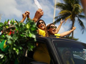 Eleitores fazem buzinaço e churrasco em frente à casa de Bolsonaro