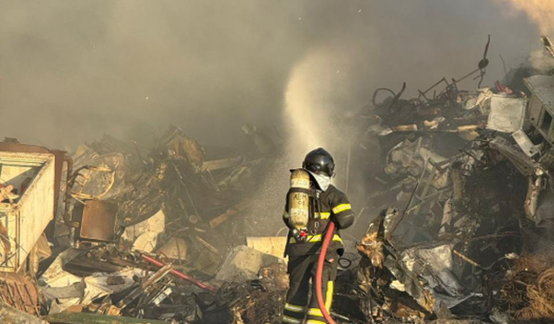 Incêndio atinge área utilizada como ferro-velho e ponto de reciclagem na Vila Canaã, em Arapiraca
