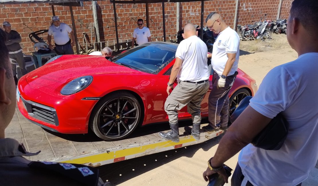 Porsche e SW4 apreendidos de suspeitos de lavagem de dinheiro são levados para Maceió