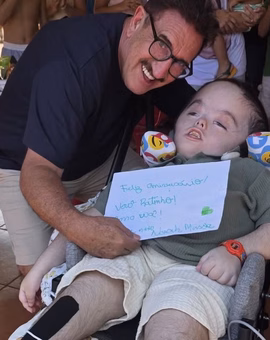 Neto de Ratinho completa 8 anos e mãe fala em 'milagre': 'Desafiando estatísticas'