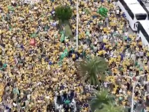 Flávio Bolsonaro reúne apoiadores em Vitória e segue para ato em Salvador