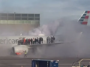 Avião da American Airlines pega fogo após pouso de emergência nos EUA