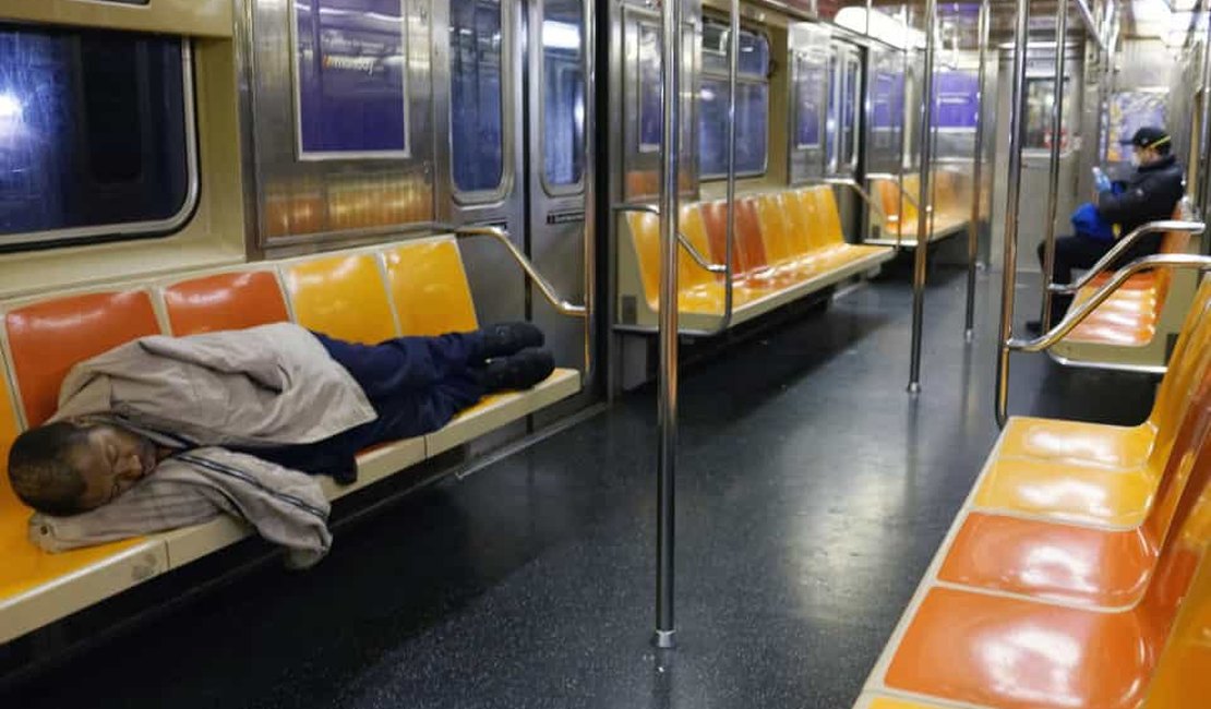 Sem passageiros, metrô de Nova York vira 'casa' para os sem-abrigo