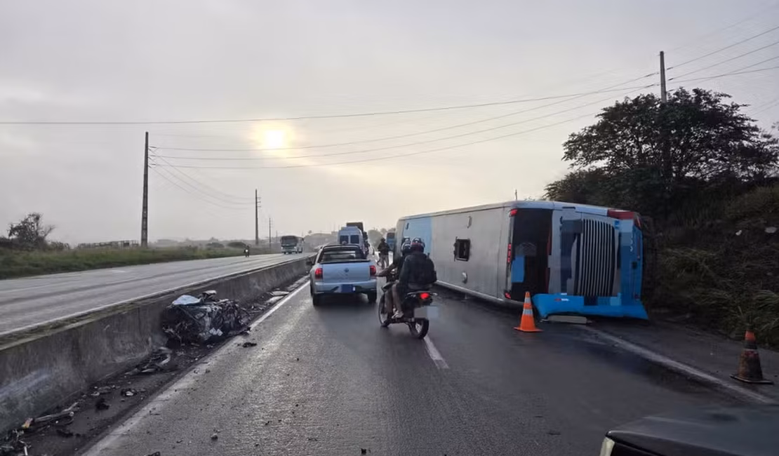 Ônibus sai da pista, tomba na BR-232 em Caruaru e 16 pessoas ficam feridas