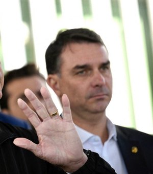 Bolsonaro se nega a mostrar tornozeleira na TV: ‘Tenho vergonha’