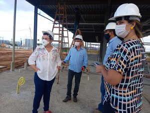 [Vídeo] Deputada Tereza Nelma visita obras do Hospital de Amor de Arapiraca, previsto para inaugurar em outubro