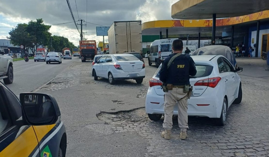 PRF prende homem com carro roubado e adulterado em Maceió
