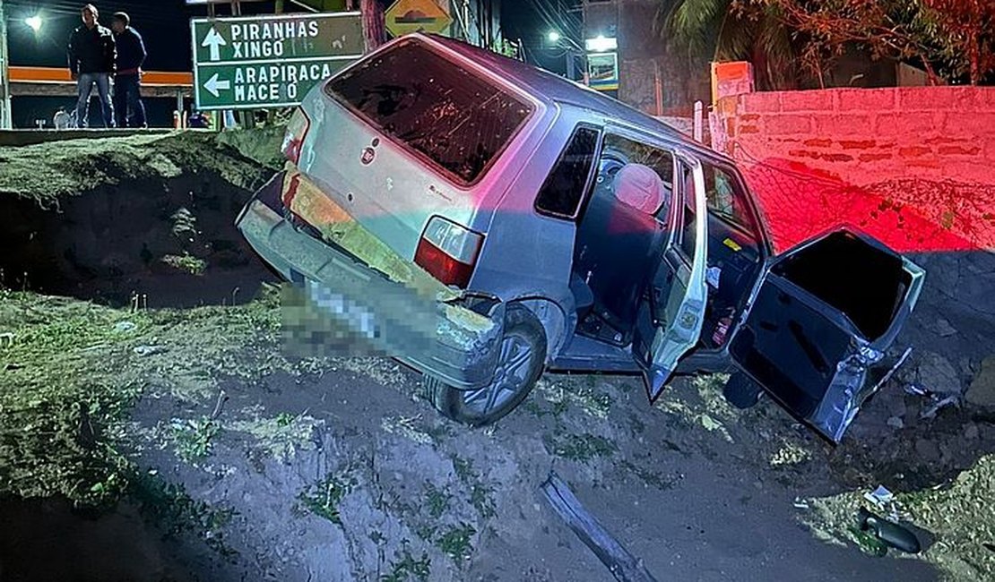 Motorista cai com carro em em ribanceira na AL-220, em Olho D'Água do Casado