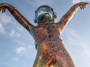 Estátua de astronauta de 7 metros é colocada no Mar do Caribe