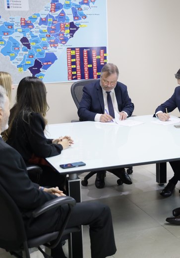 MPAL assina contrato com Fundação Carlos Chagas para realização de concurso para servidores