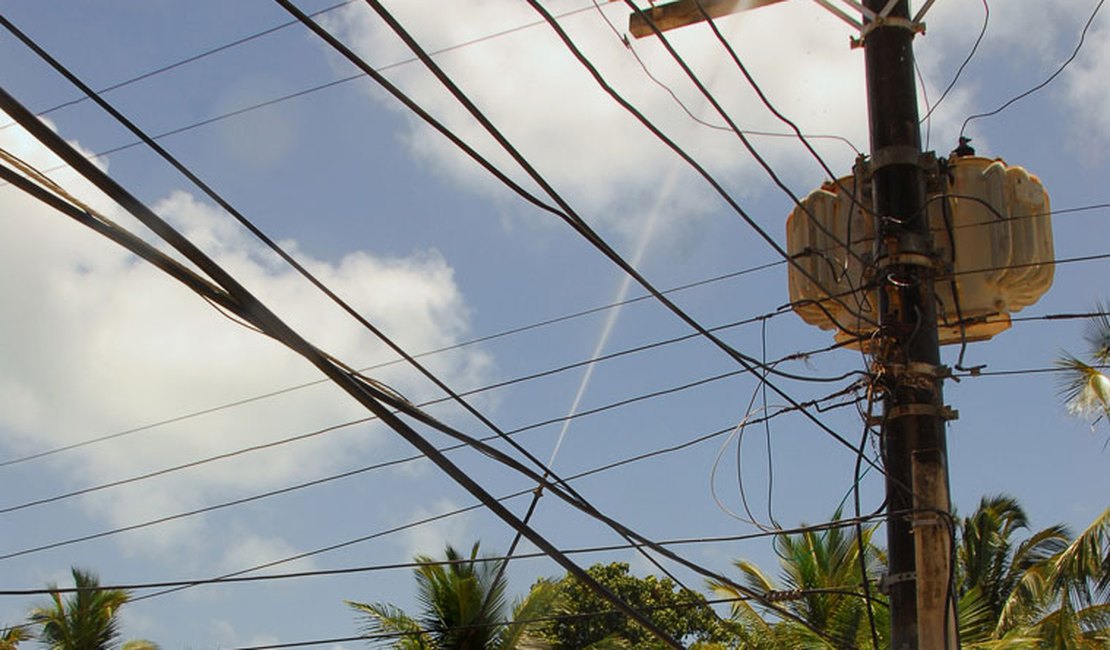 Eletrobras atualiza pontos de iluminação pública, telefonia e internet