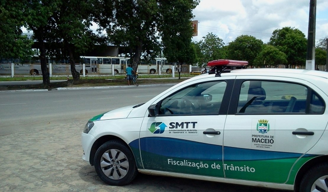 Agentes da SMTT ordenam o trânsito durante o Dia de Finados em Maceió