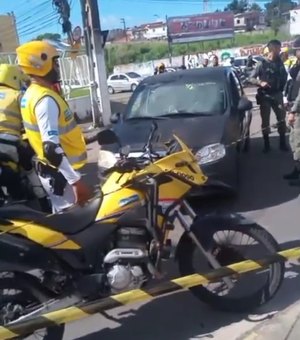 [Vídeo] Homem é assassinado dentro do carro, em plena luz do dia, no Jacintinho