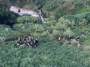 [VÍDEO] PM/AL prende dupla de assaltantes dentro de açude no conjunto Salvador Lira