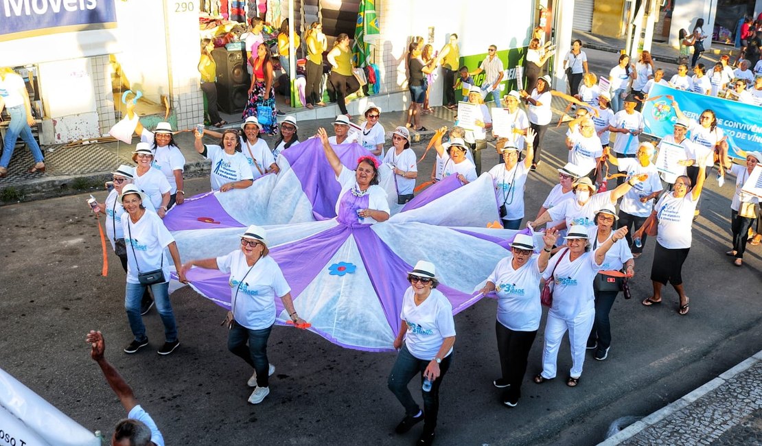 Desfile pelas ruas da cidade abre a II Semana da Pessoa Idosa Palmeirense