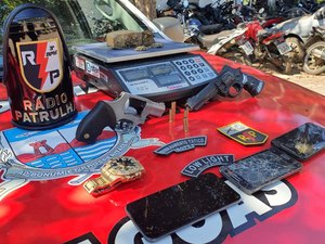 Dois jovens são presos com arma, drogas e veículo e objetos roubados em Taquarana