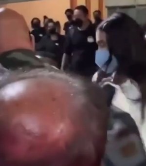 Dua Lipa é atacada por “fã” ao deixar set de gravação na Cidade do México
