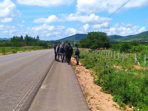 Ossada possivelmente humana é encontrada por trabalhadores durante obras da duplicação da rodovia entre palmeira e Arapiraca