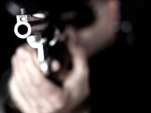 Jovem é vítima de assalto, reage e é baleado duas vezes; criminoso foge