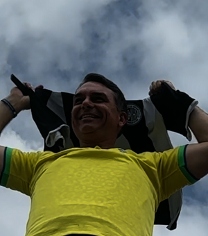 Flávio levanta camisa do ASA ao som do hino durante passagem por Arapiraca