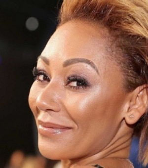 Ex-Spice Girl é internada com duas costelas quebradas e sem a mão