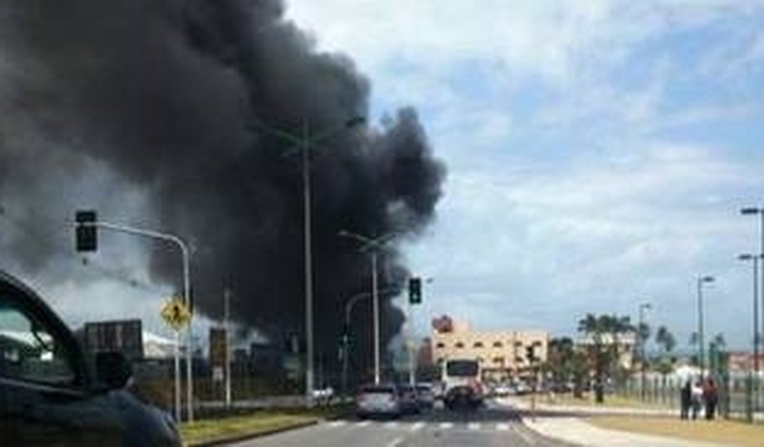 Incêndio em galpão provoca nuvens de fumaça em  Maceió