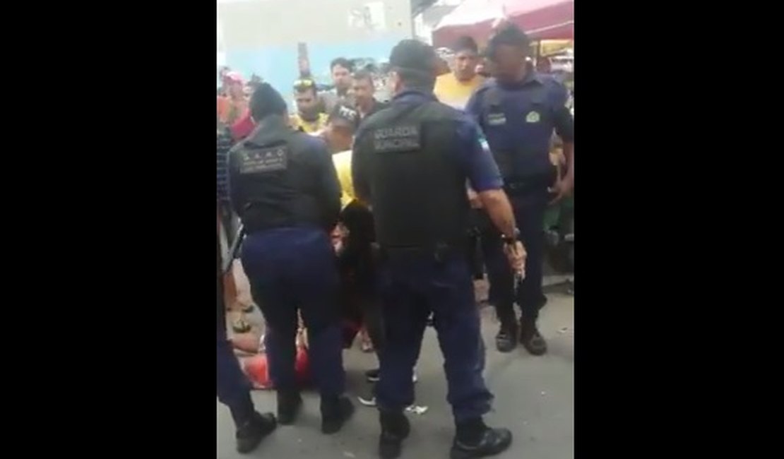 Vídeo: ambulante é detido após ameaçar guarda municipal com facão no Centro