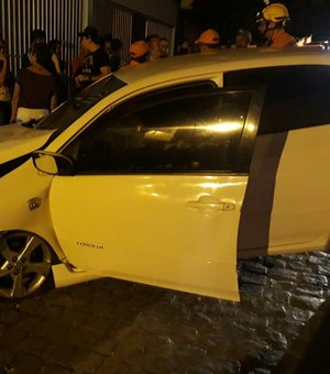 Condutor perde controle de veículo e atinge residência em Santana do Ipanema