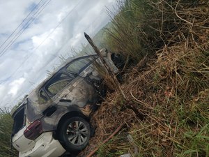 Colisão deixa um ferido e carro em chamas em União dos Palmares