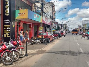  Comerciantes 'privatizam' rua em frente a estabelecimentos em Arapiraca