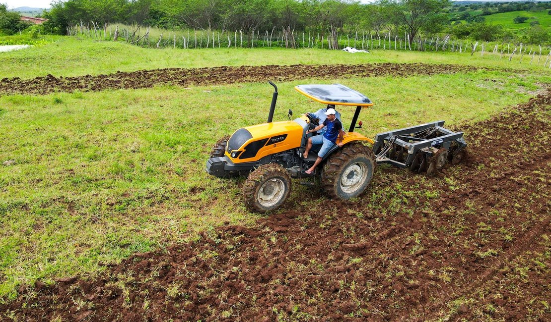 Aração de terras beneficia mil produtores rurais de Traipu